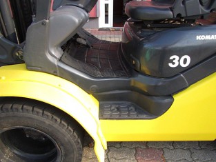 POUŽITÝ VYSOKOZDVIŽNÝ VOZÍK KOMATSU FG30T-17