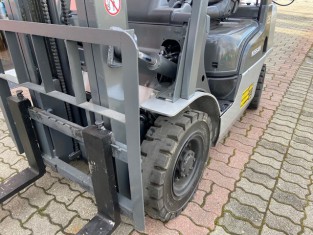 POUŽITÝ VYSOKOZDVIŽNÝ VOZÍK NISSAN P1F2A25D