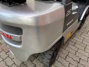 POUŽITÝ VYSOKOZDVIŽNÝ VOZÍK NISSAN P1F2A25D