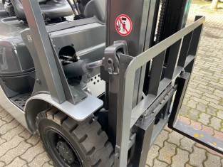 POUŽITÝ VYSOKOZDVIŽNÝ VOZÍK NISSAN P1F2A25D