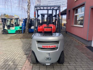 POUŽITÝ VYSOKOZDVIŽNÝ VOZÍK NISSAN UG1F2A30D