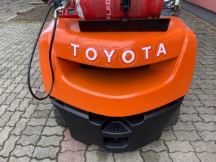 POUŽITÝ VYSOKOZDVIŽNÝ VOZÍK TOYOTA 02-8FG25
